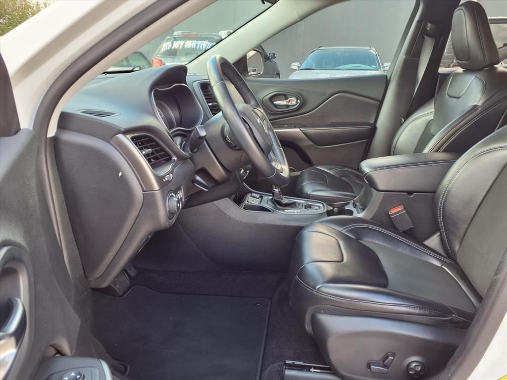 Used 2019 Bright White Clearcoat Jeep Latitude Plus image 10