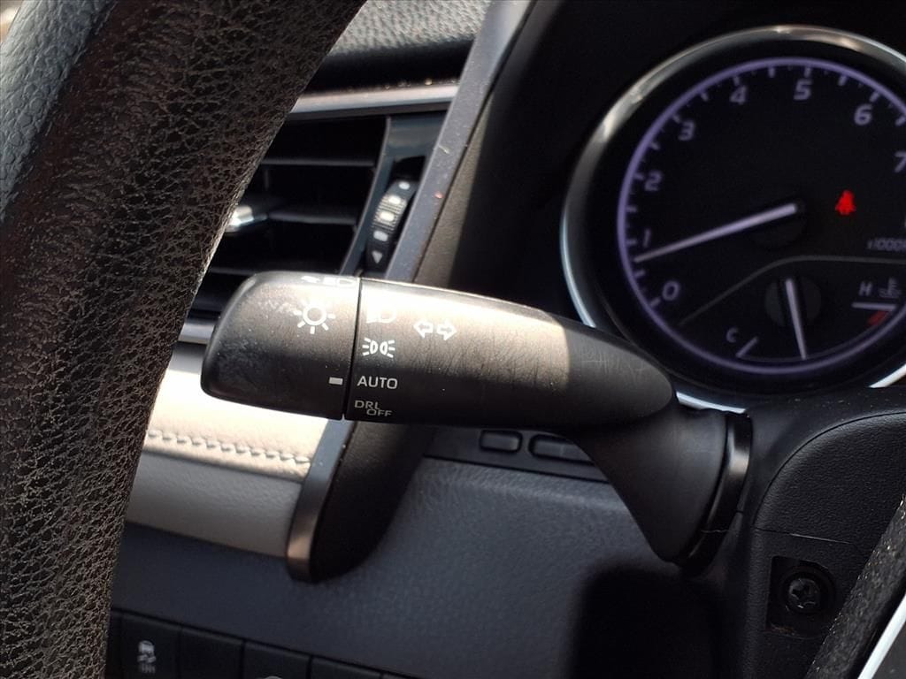 Used 2020  Toyota LE image 19