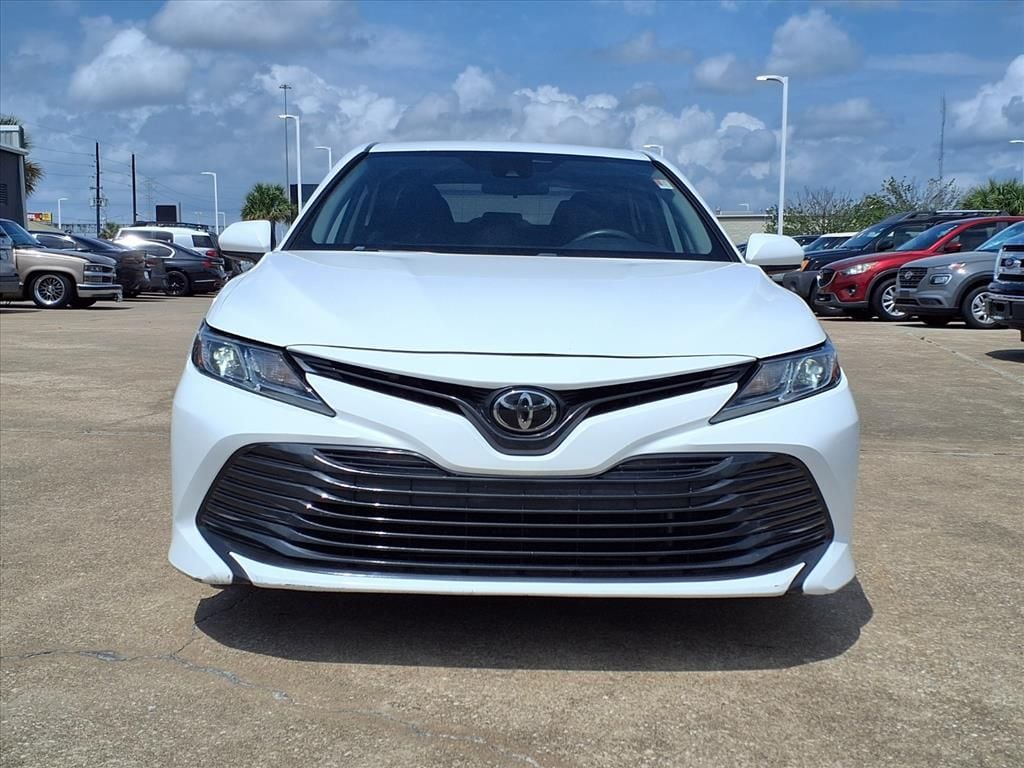 Used 2020  Toyota LE image 3