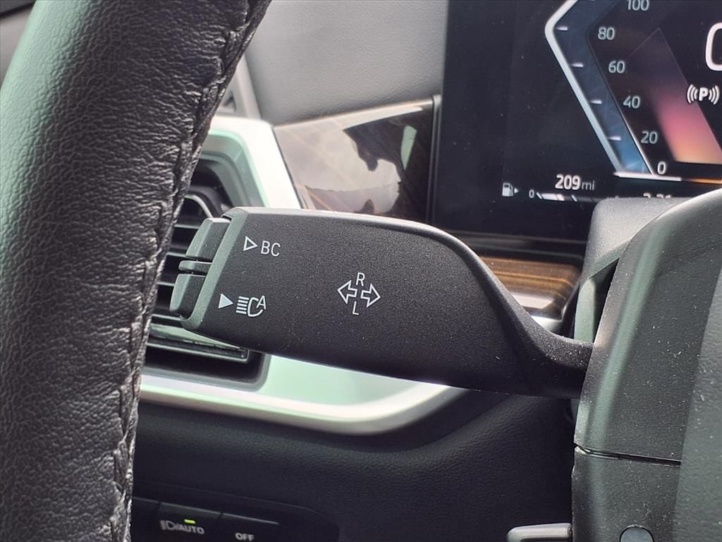 Used 2025 Alpine White BMW sDrive40i image 18