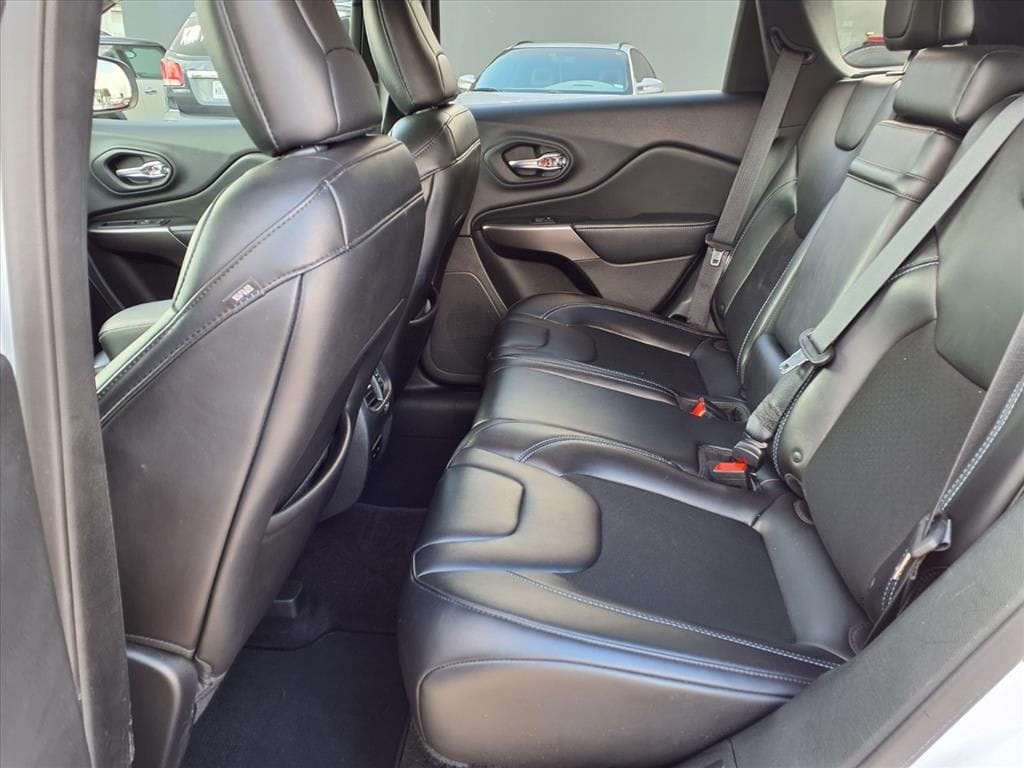 Used 2019 Bright White Clearcoat Jeep Latitude Plus image 11