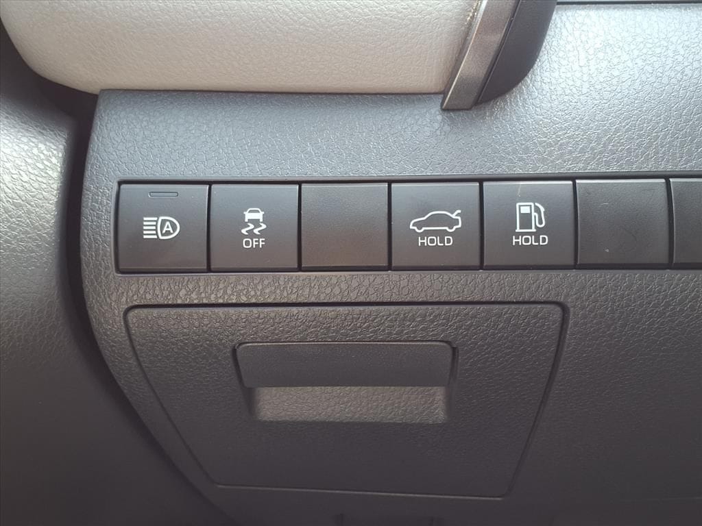 Used 2020  Toyota LE image 23