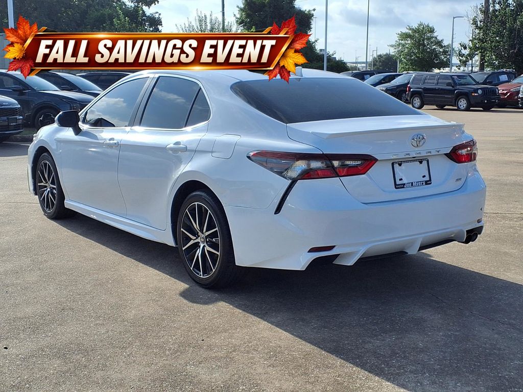 Used 2024 Ice Toyota SE image 2