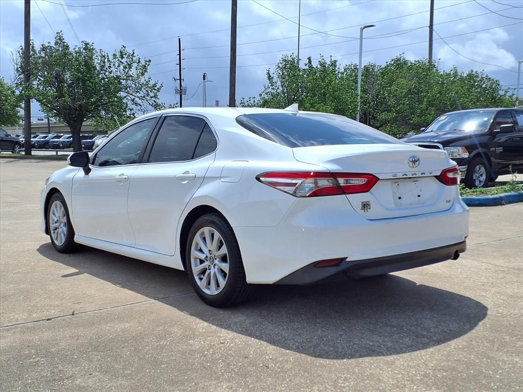 Used 2020  Toyota LE image 2
