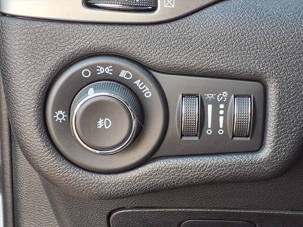 Used 2019 Bright White Clearcoat Jeep Latitude Plus image 15