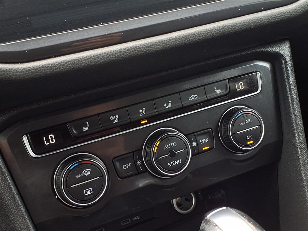 Used 2021 Pure White Volkswagen 2.0T SE image 22