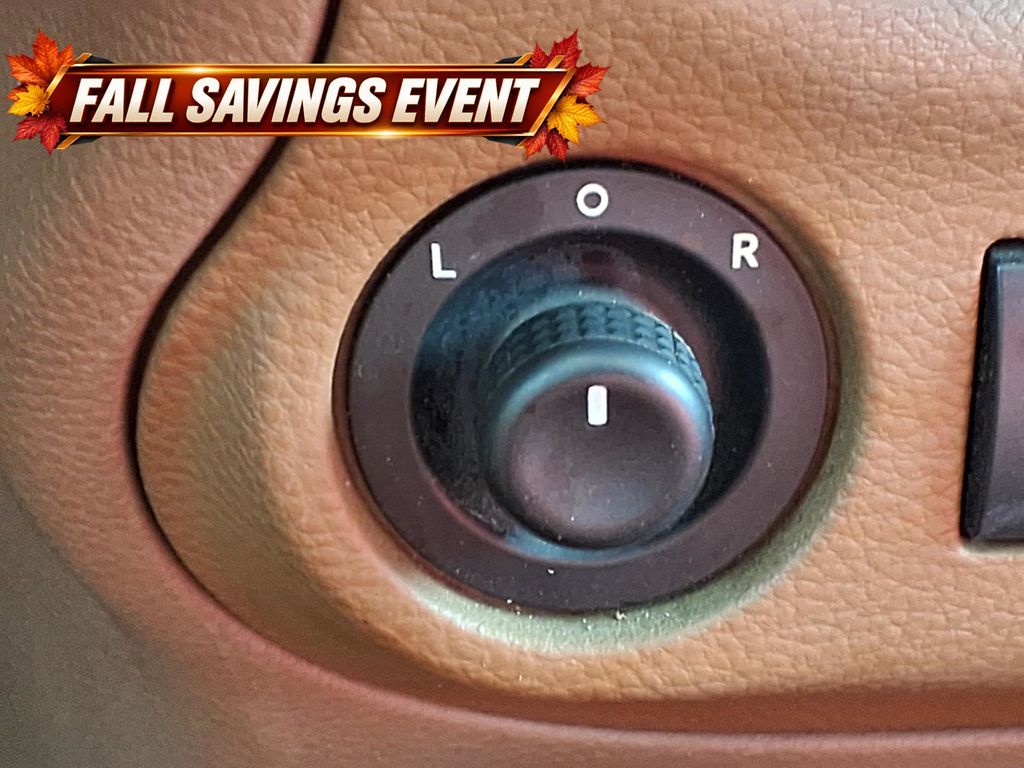 Used 2013 Bright White Clearcoat Jeep Unlimited Sahara image 25