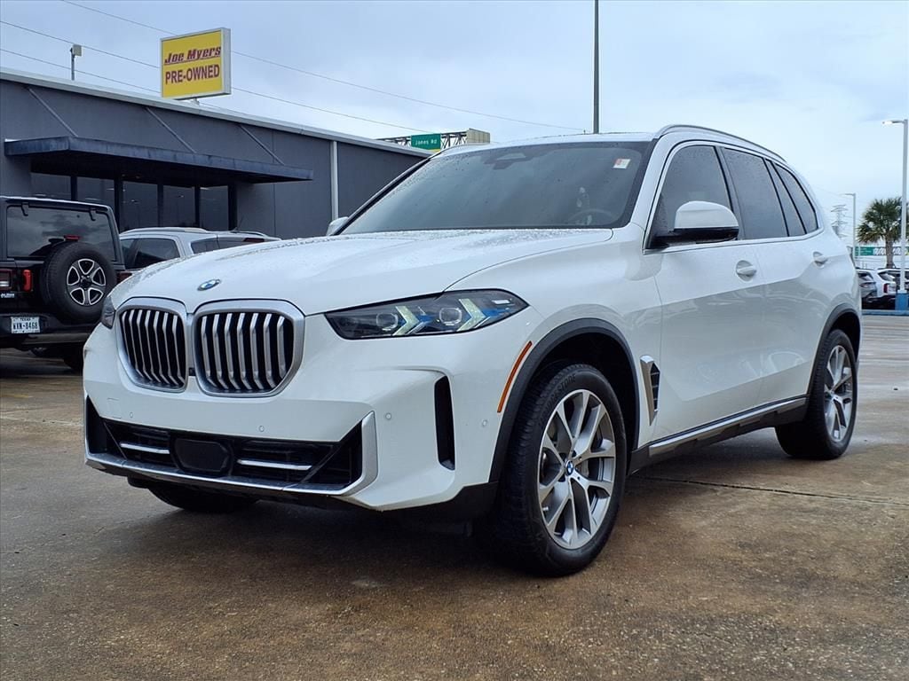 Used 2025 Alpine White BMW sDrive40i image 4