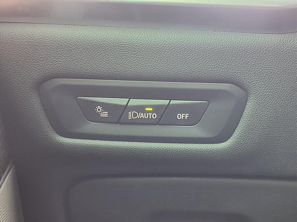 Used 2025 Alpine White BMW sDrive40i image 28