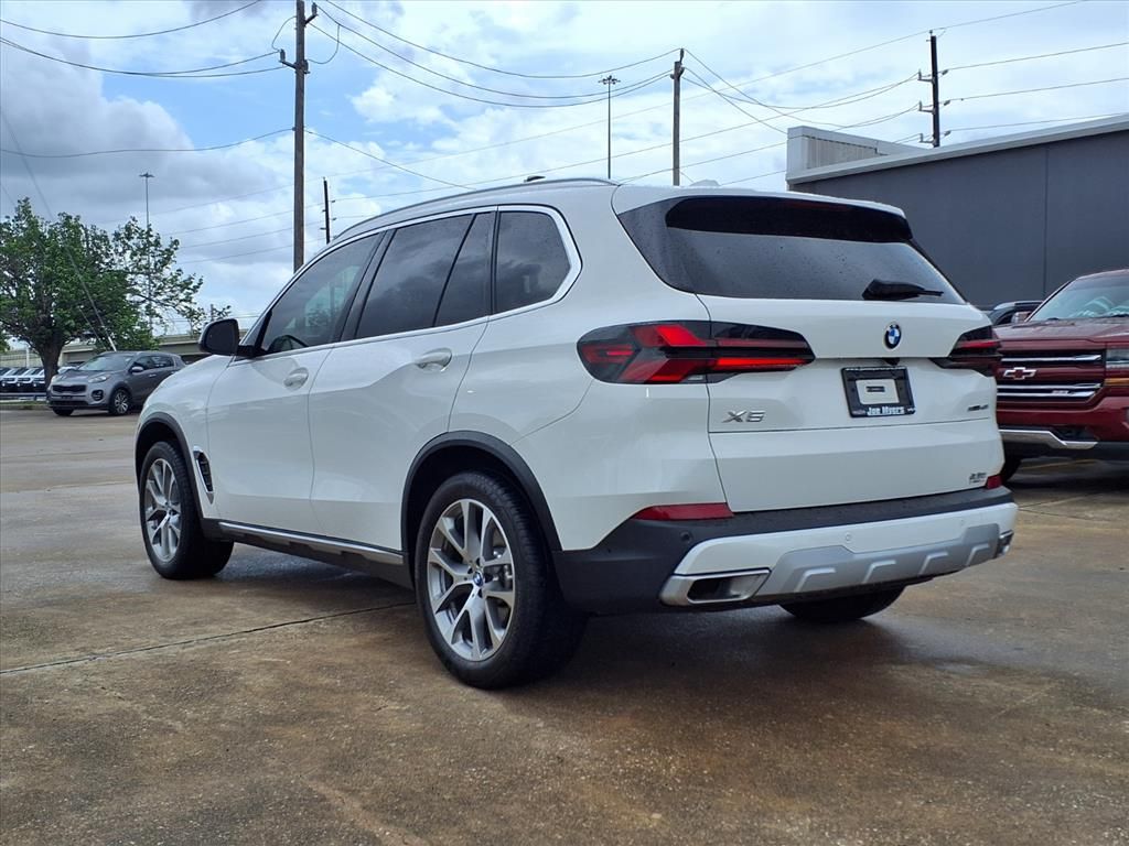 Used 2025 Alpine White BMW sDrive40i image 2