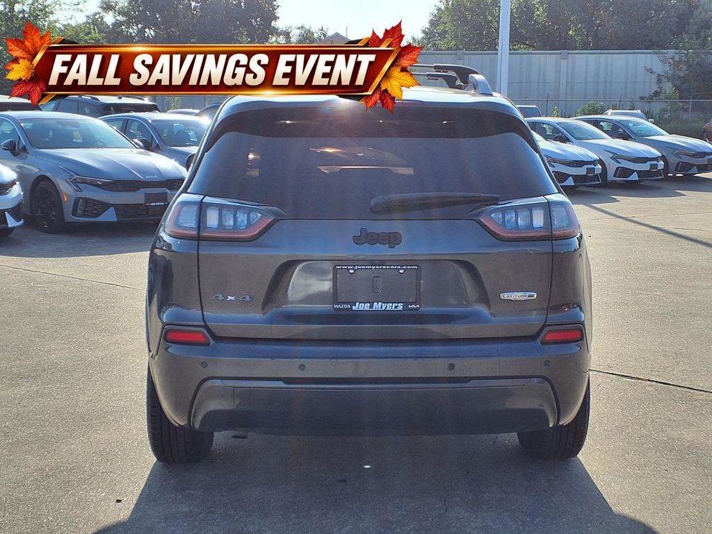 Used 2019 Granite Crystal Metallic Clearcoat Jeep Latitude Plus image 8