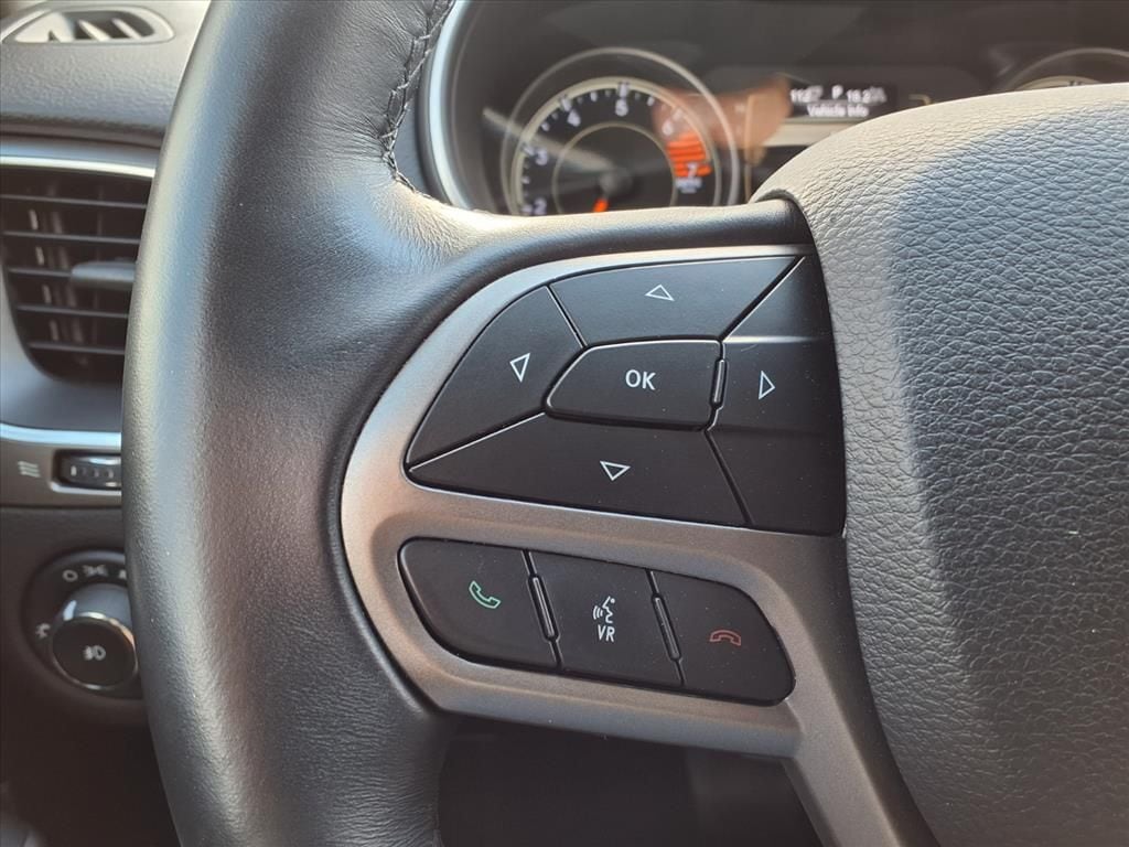 Used 2019 Bright White Clearcoat Jeep Latitude Plus image 17