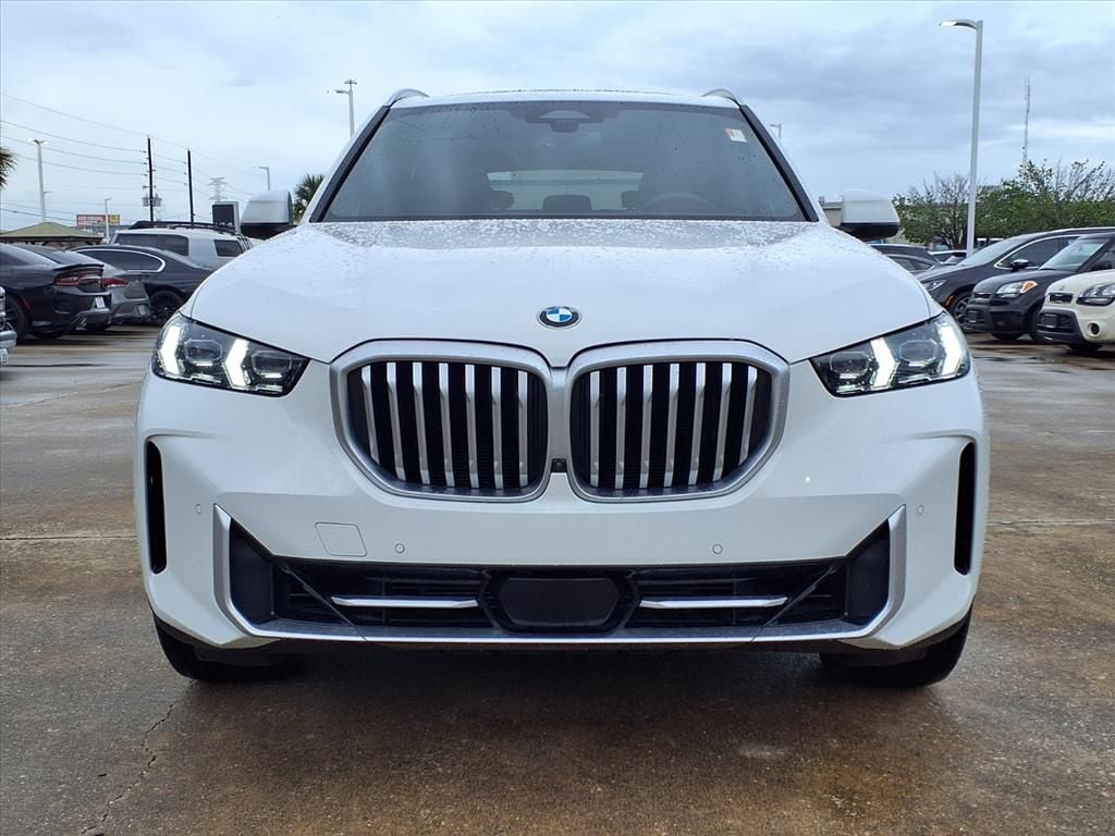 Used 2025 Alpine White BMW sDrive40i image 3
