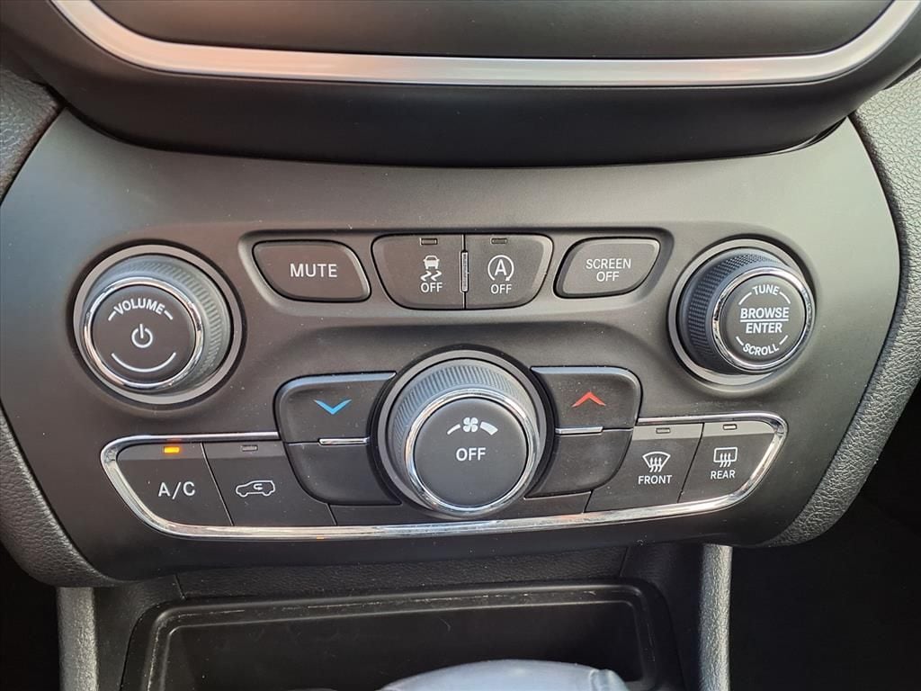 Used 2019 Bright White Clearcoat Jeep Latitude Plus image 23