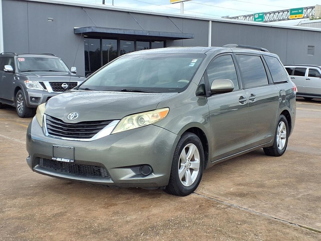 Used 2014 Toyota Sienna LE Minivan/Van
