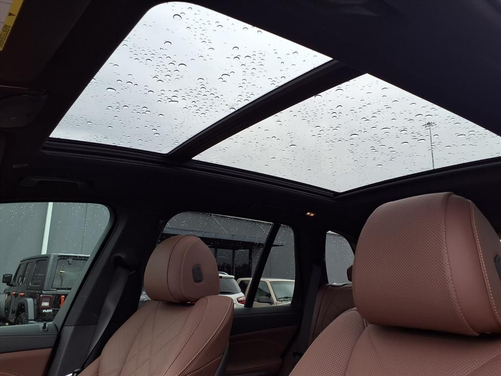 Used 2025 Alpine White BMW sDrive40i image 22