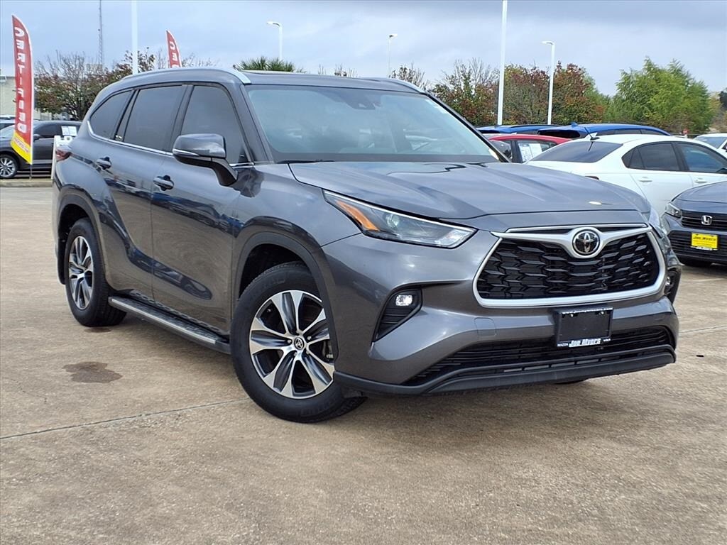 Used 2024 Toyota Highlander LE SUV