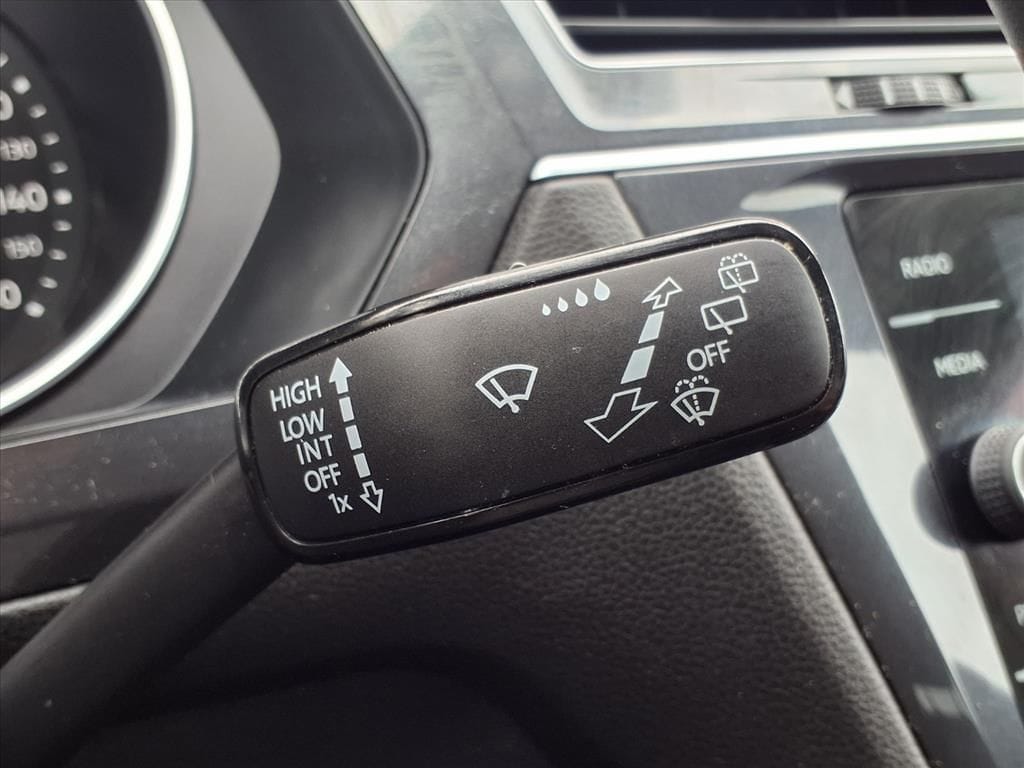 Used 2021 Pure White Volkswagen 2.0T SE image 19