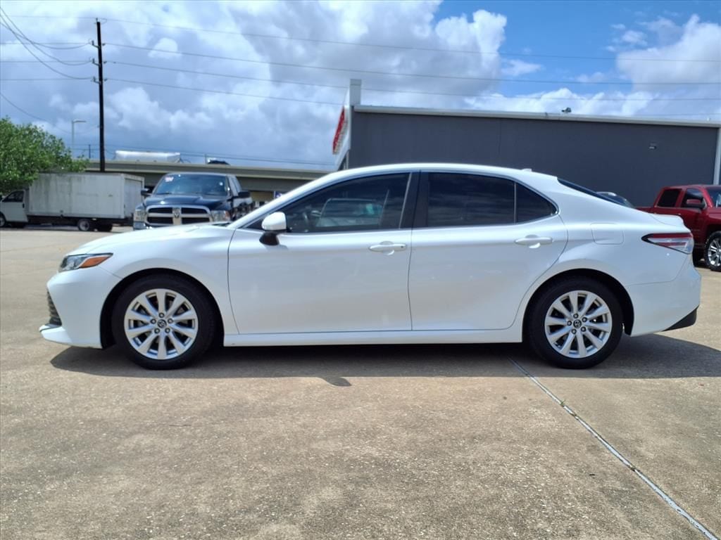 Used 2020  Toyota LE image 5