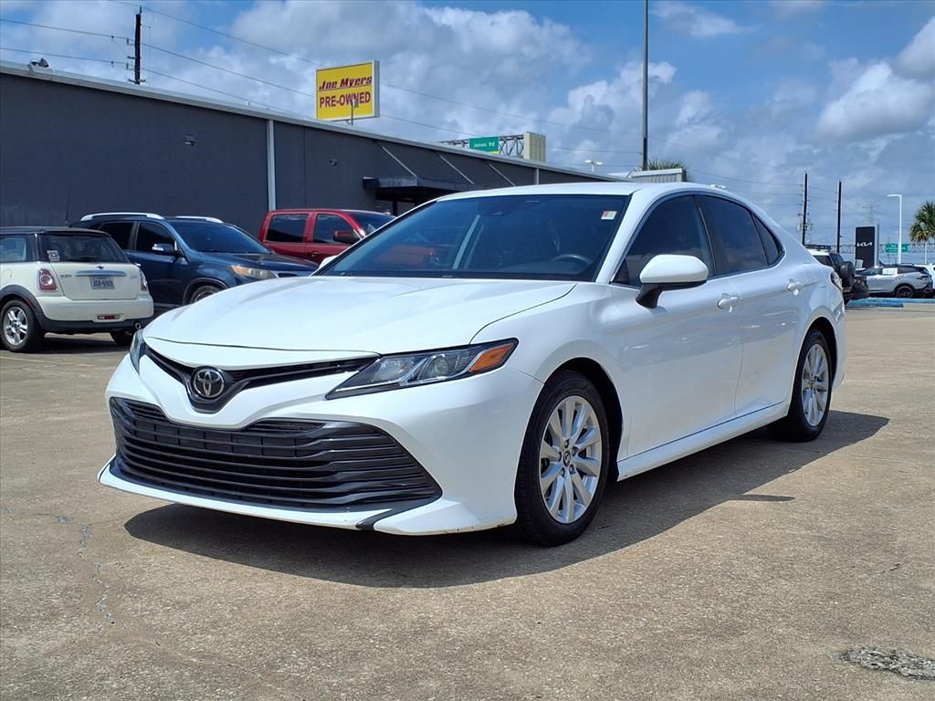Used 2020  Toyota LE image 4
