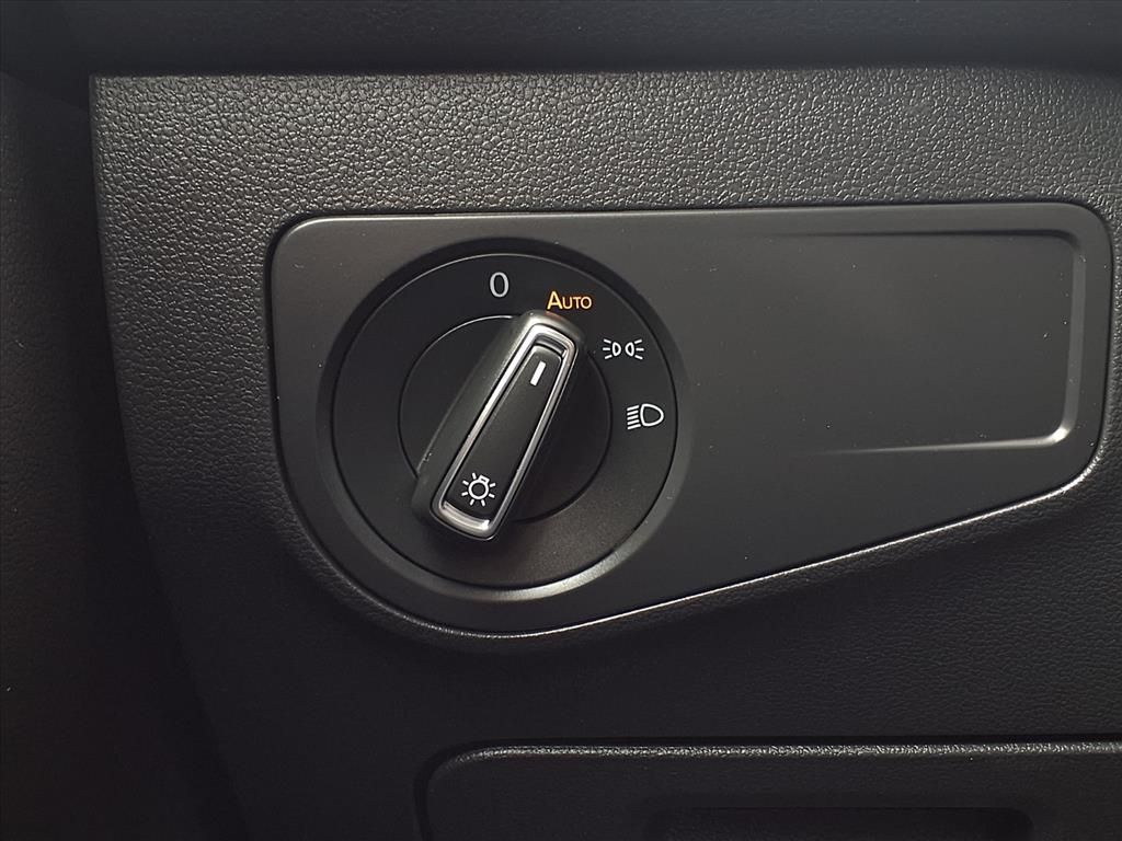 Used 2021 Pure White Volkswagen 2.0T SE image 25