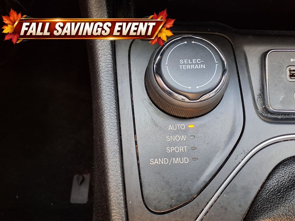 Used 2019 Granite Crystal Metallic Clearcoat Jeep Latitude Plus image 22
