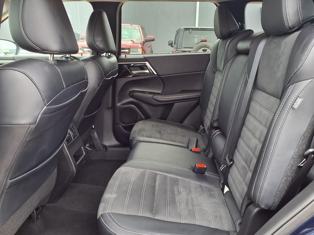 Used 2024  Mitsubishi SE image 12