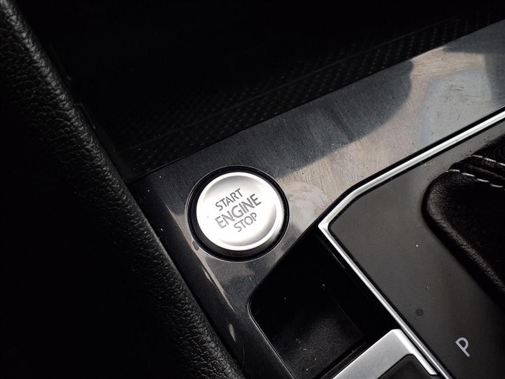 Used 2021 Pure White Volkswagen 2.0T SE image 27