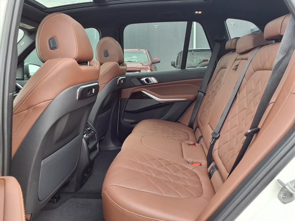 Used 2025 Alpine White BMW sDrive40i image 11