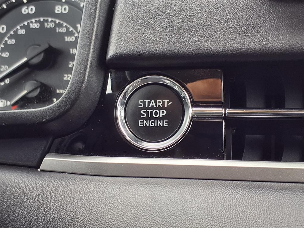 Used 2024  Mitsubishi SE image 29