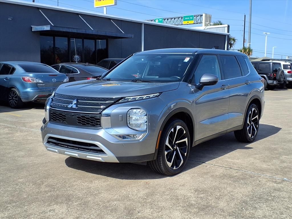 Used 2024 Gray Mitsubishi SE image 3