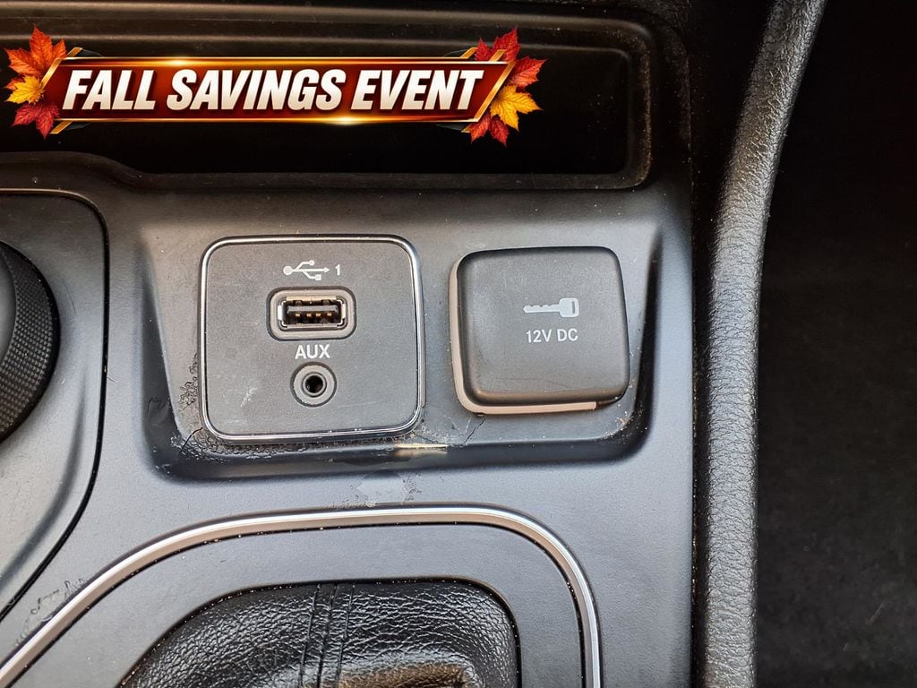 Used 2019 Granite Crystal Metallic Clearcoat Jeep Latitude Plus image 21