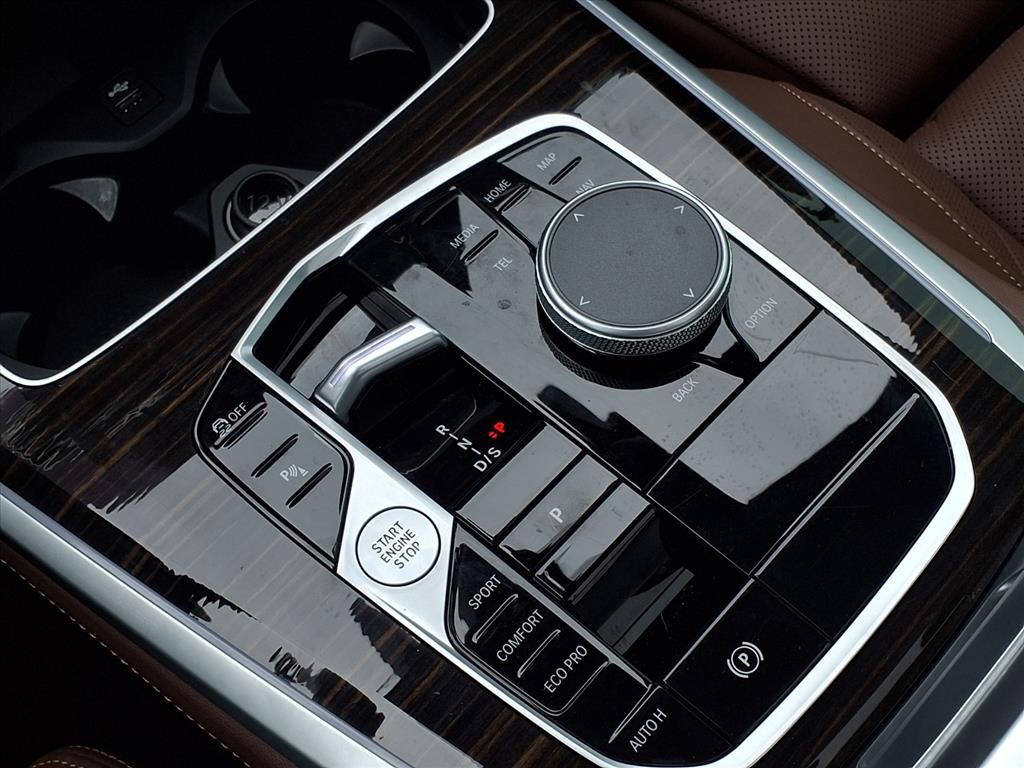 Used 2025 Alpine White BMW sDrive40i image 25