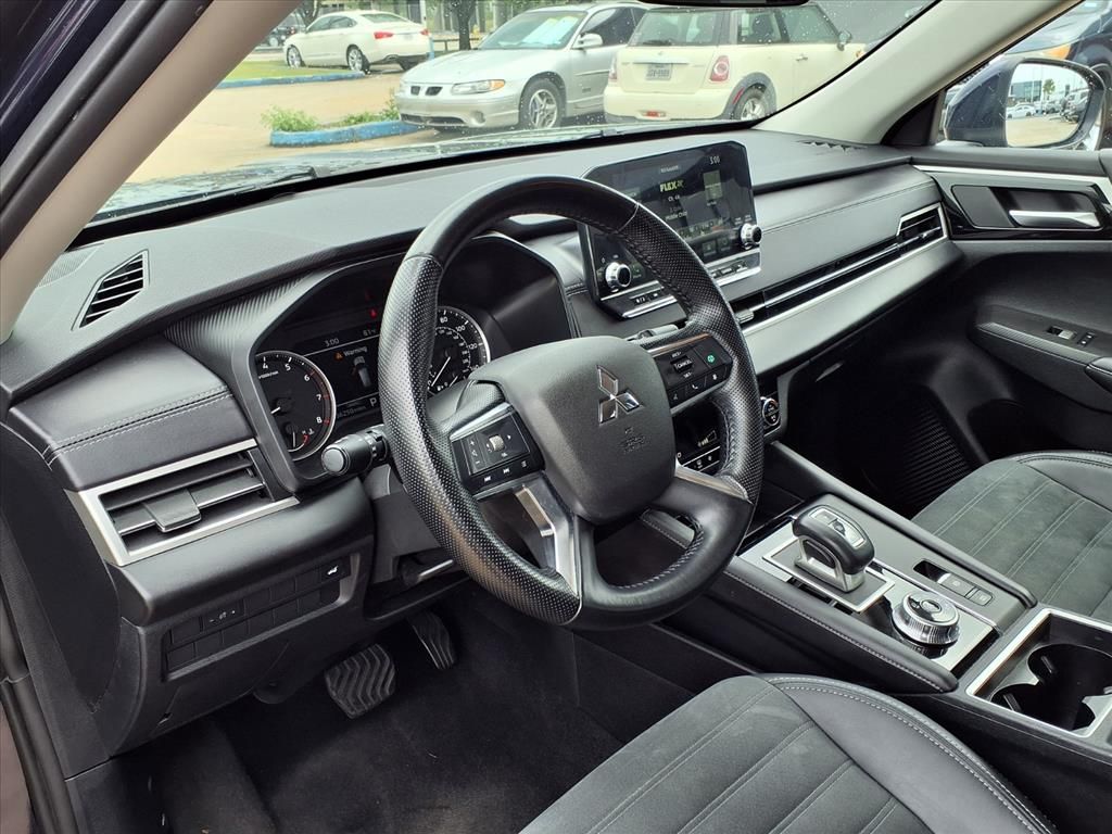 Used 2024  Mitsubishi SE image 10