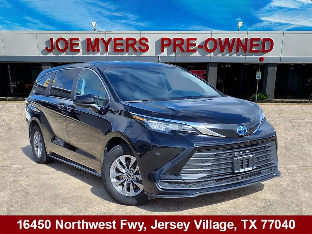 2023 Toyota Sienna LE 8-Passenger Hybrid FWD's photo