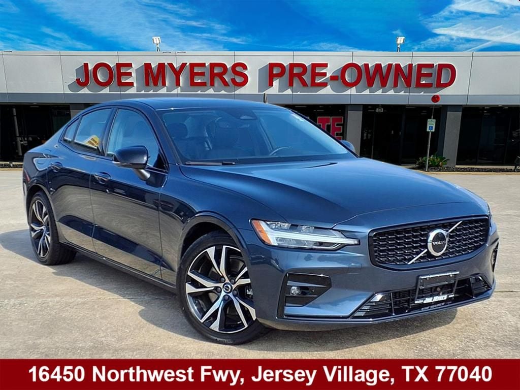 2024 Volvo S60 B5 Core Dark Theme's photo