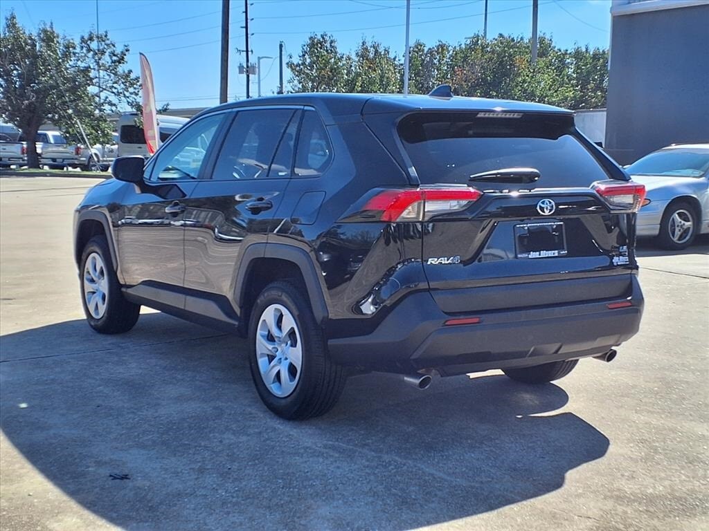 2025 Toyota RAV4 LE photo 2