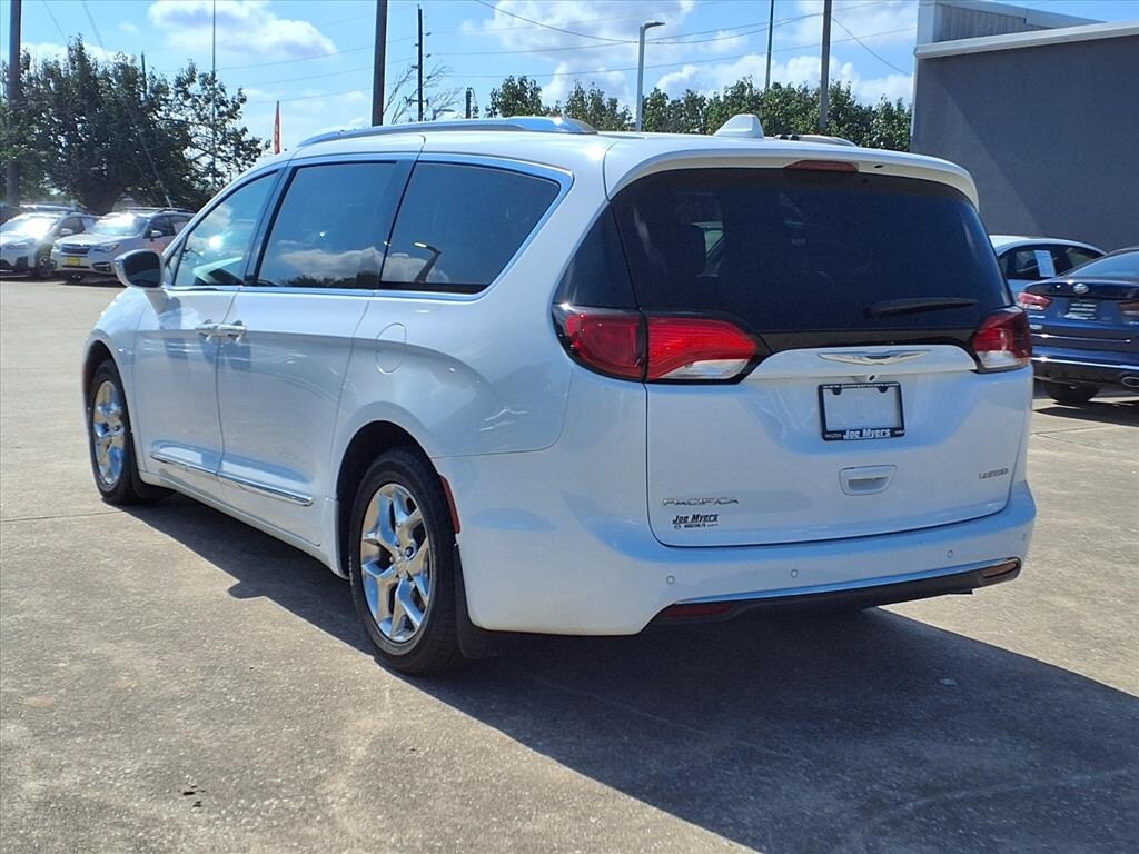2019 Chrysler Pacifica Limited photo 3