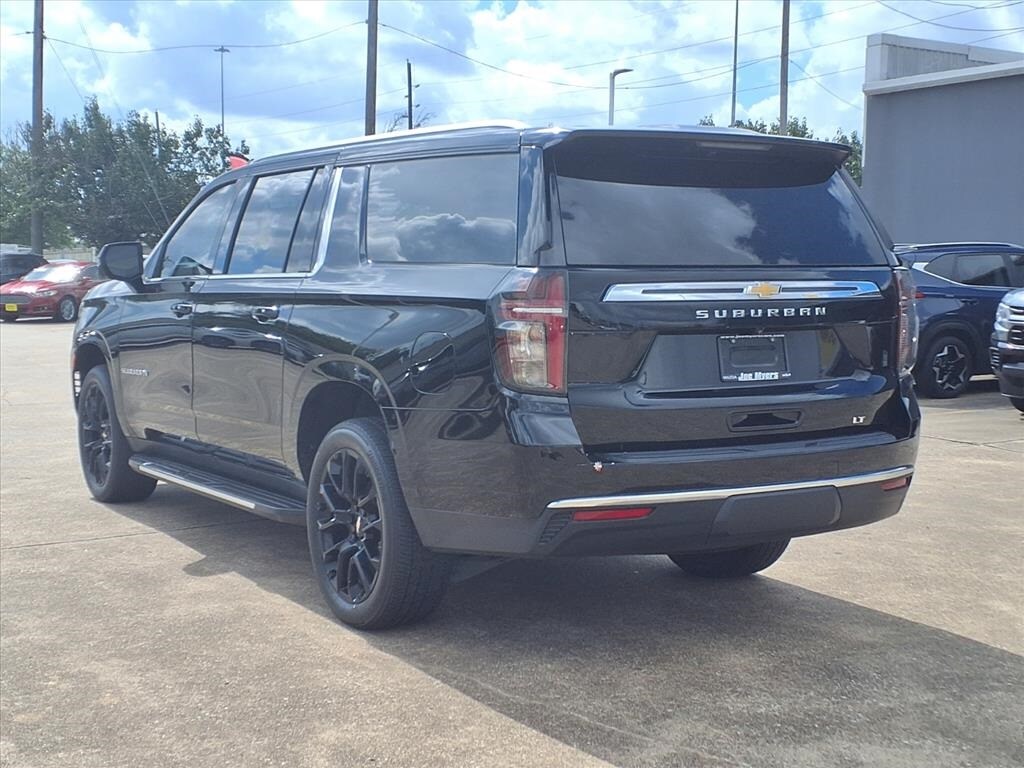 2023 Chevrolet Suburban LT photo 3