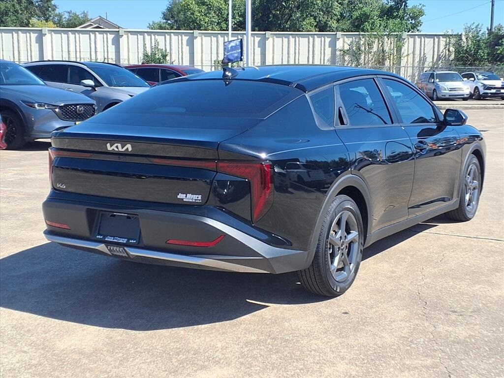 2025 Kia K4 LXS photo 2