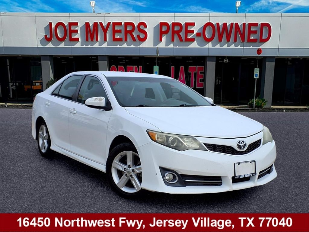 Used 2014 Toyota Camry SE Sedan