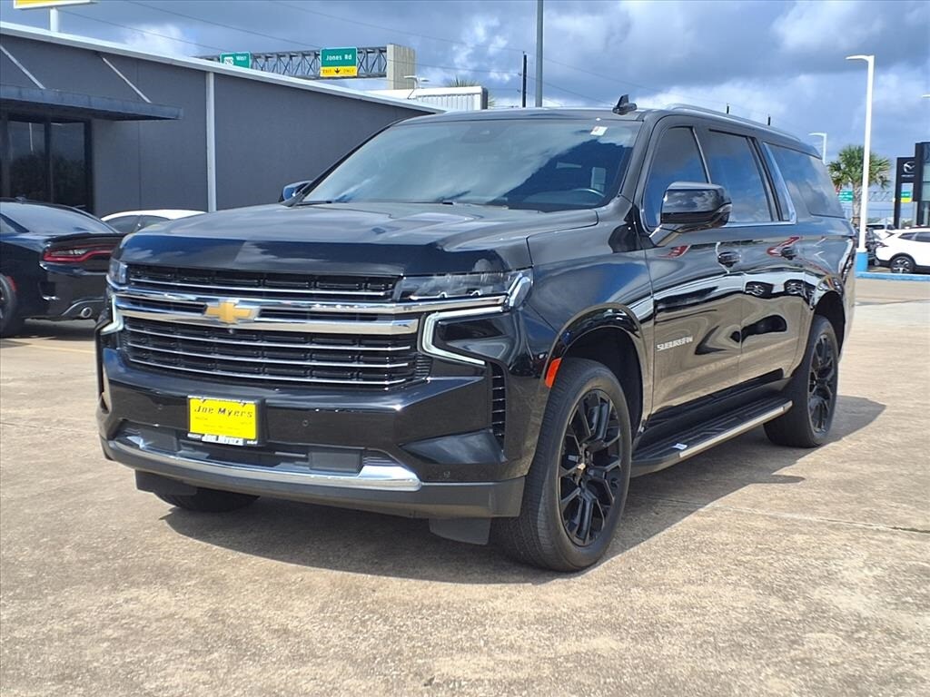 2023 Chevrolet Suburban LT photo 2