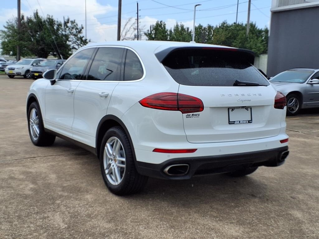 2016 Porsche Cayenne Base photo 2