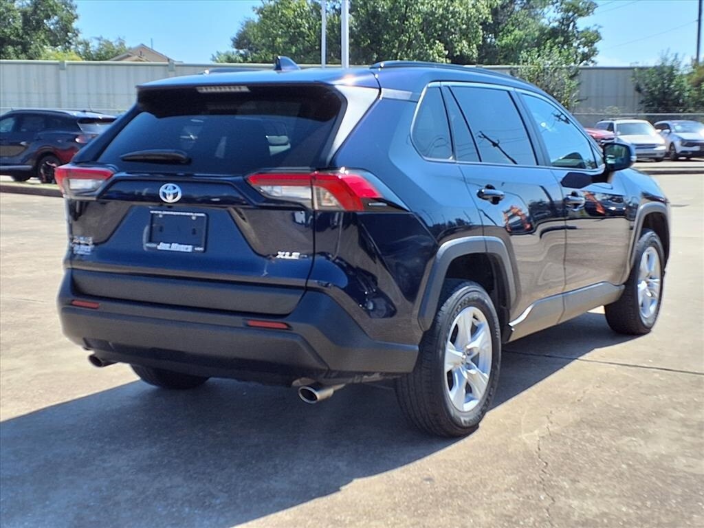 2021 Toyota RAV4 XLE photo 2