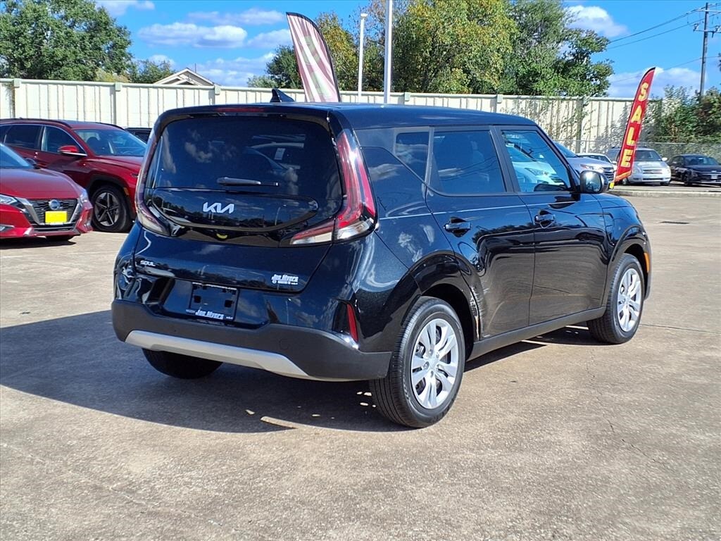 2023 Kia Soul LX photo 2