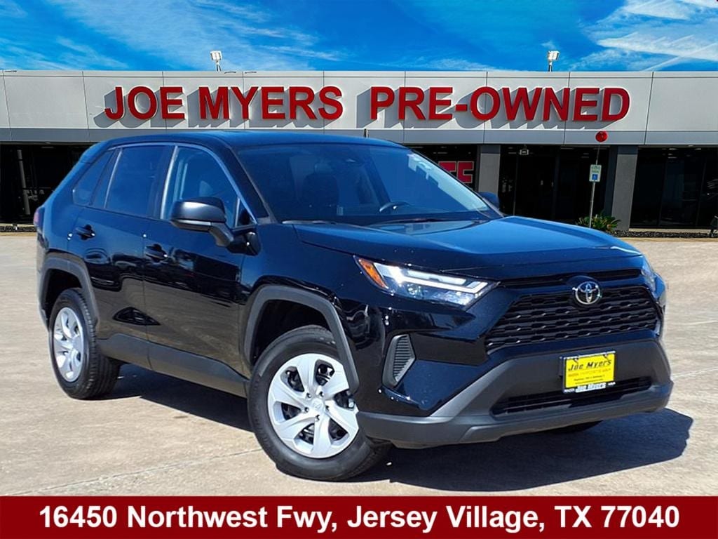 2025 Toyota RAV4 LE's photo