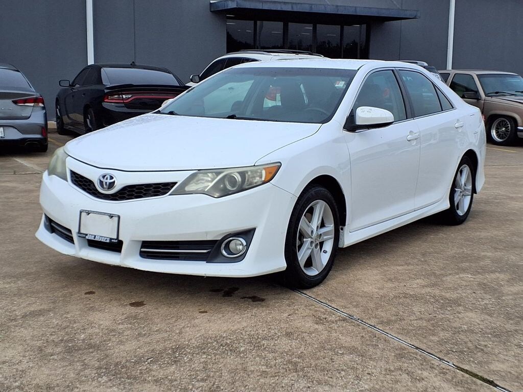 Used 2014 Toyota Camry SE Sedan
