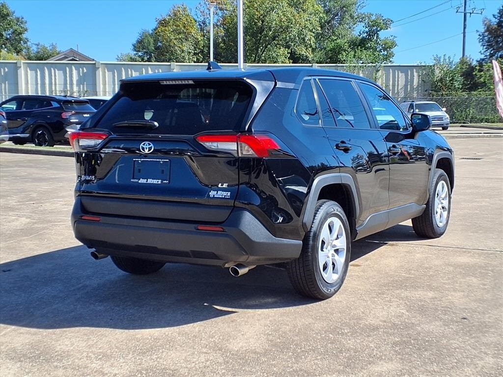 2025 Toyota RAV4 LE photo 3