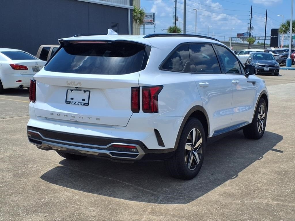 2022 Kia Sorento S photo 2