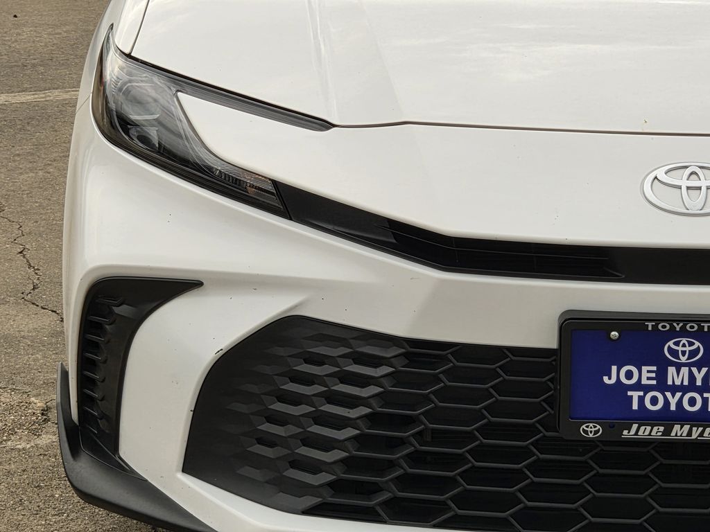 Used 2025 Ice Toyota SE image 5